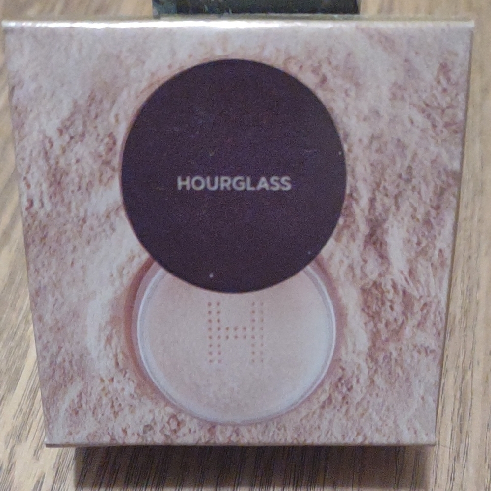 NIB Hourglass Veil Translucent Setting Powder - Picture 4 of 6